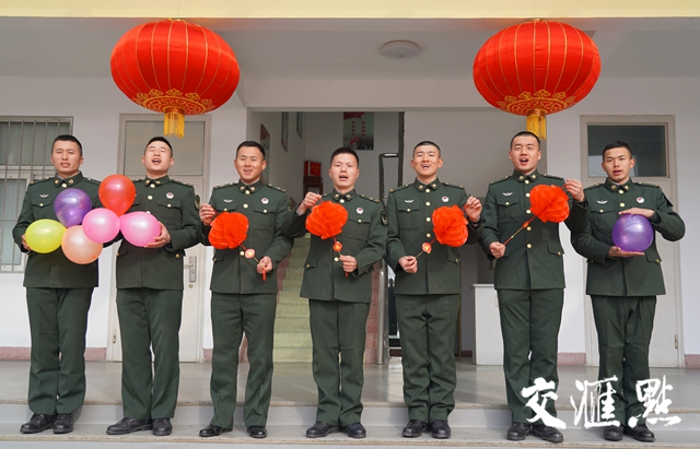 王杰班战士向江苏人民送上新春祝福。 王杰班战士向江苏人民送上新春祝福。