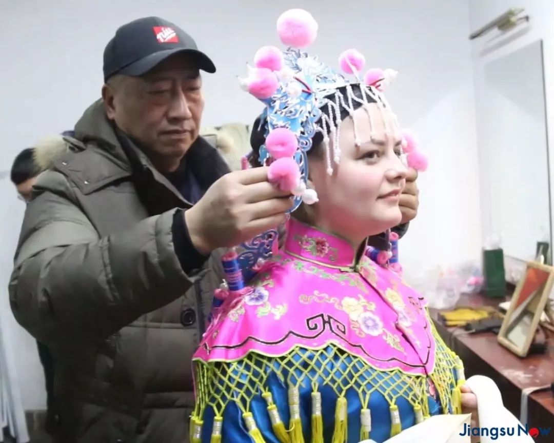 主持人李小妍穿上京剧戏服（扮相还真不错）