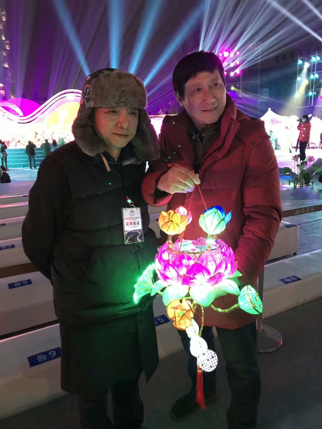 第33届秦淮灯会上，顾师傅（右）手提一盏荷花灯