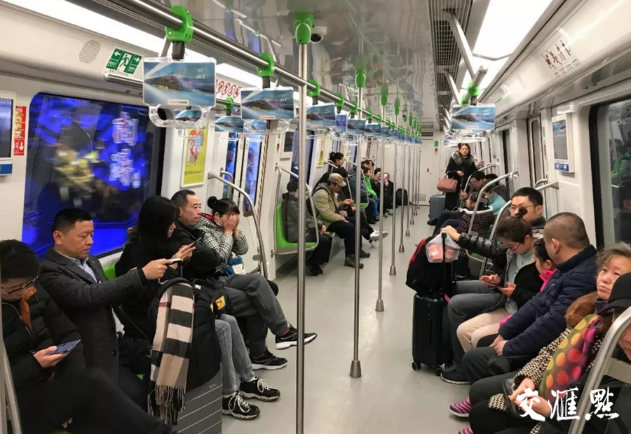 武定门站过后的地铁车厢。李睿哲摄