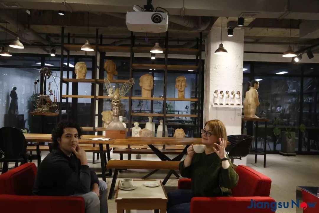 白云和李小妍在喝咖啡 白云和李小妍在喝咖啡