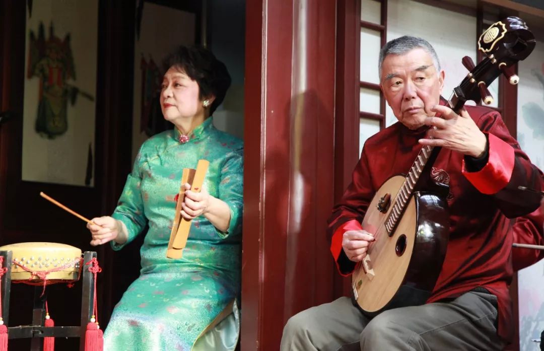 图为黄玲玲正在表演。（来源：视觉中国）