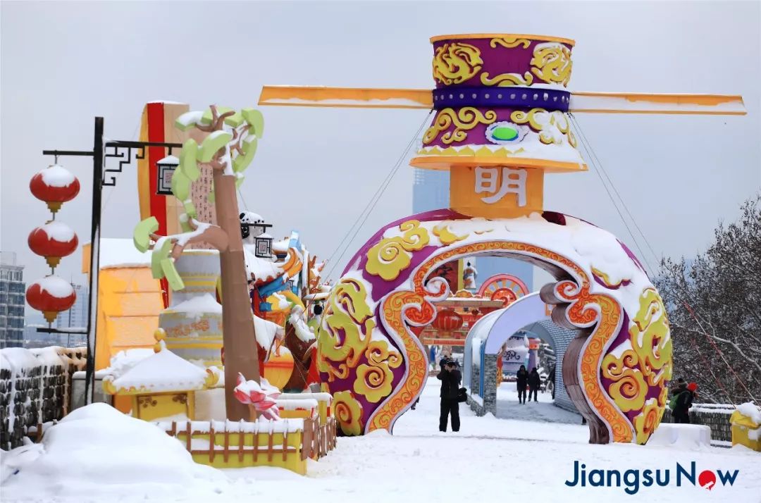 新年第一场大雪给南京披上银装，夫子庙灯会在白雪的衬托下显得越发迷人。人们踏雪赏灯，欢度中国年。（视觉中国）