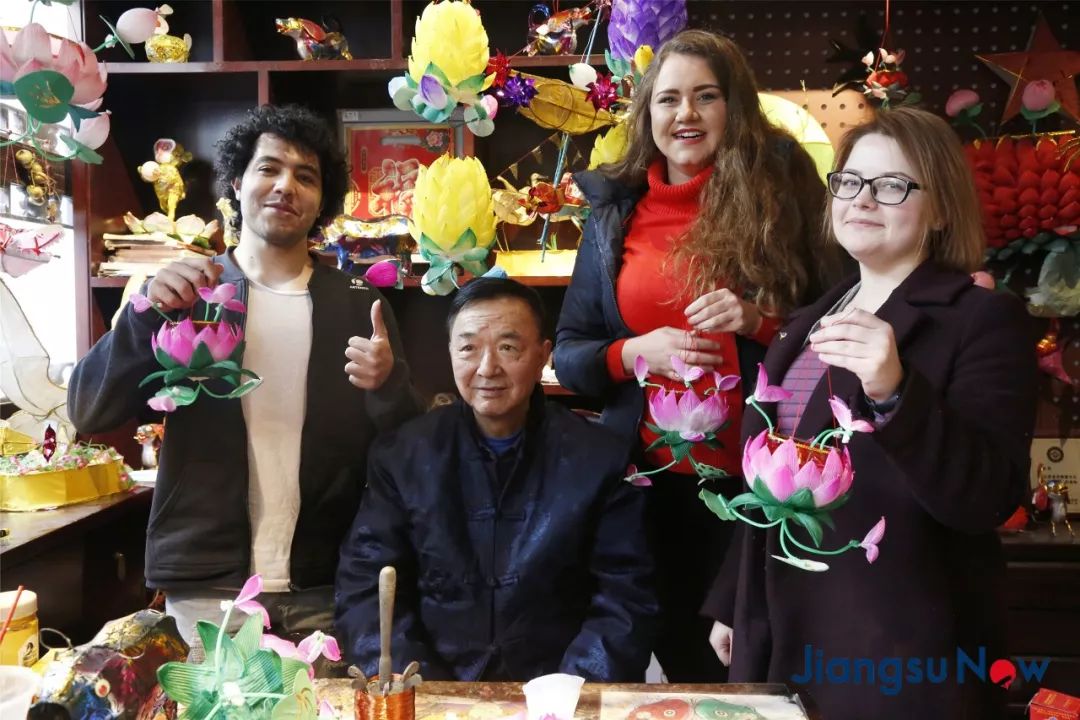 主持人与嘉宾提着各自的花灯与秦淮灯彩非遗传承人曹老师合影。（申泽凡 摄）