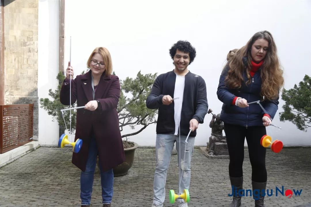 小妍、白云、苏珊一起练习抖空竹，现场妙趣横生。（申泽凡 摄）