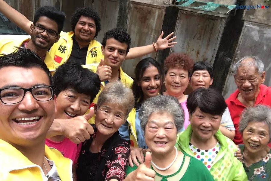 ▲志愿者们慰问养老院老人