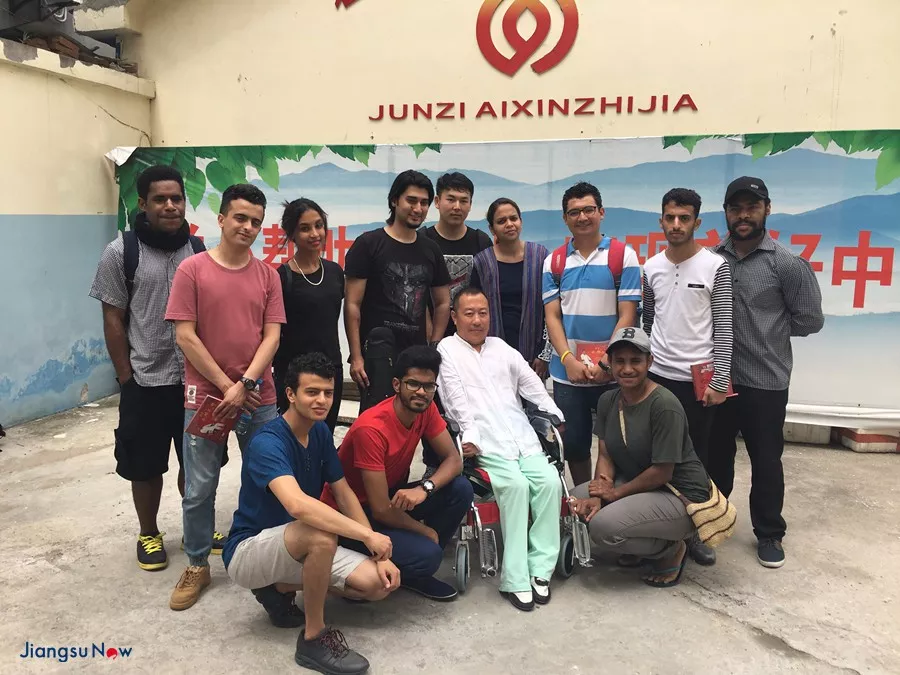 ▲志愿者们参与南京君子爱心之家支教项目