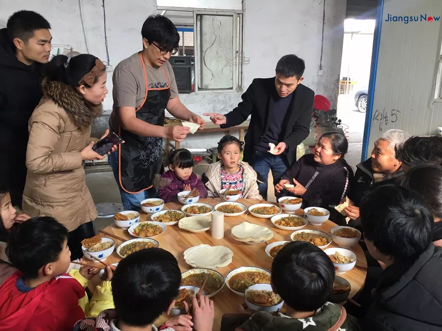  ▲曼索尔为孩子们分发美食。