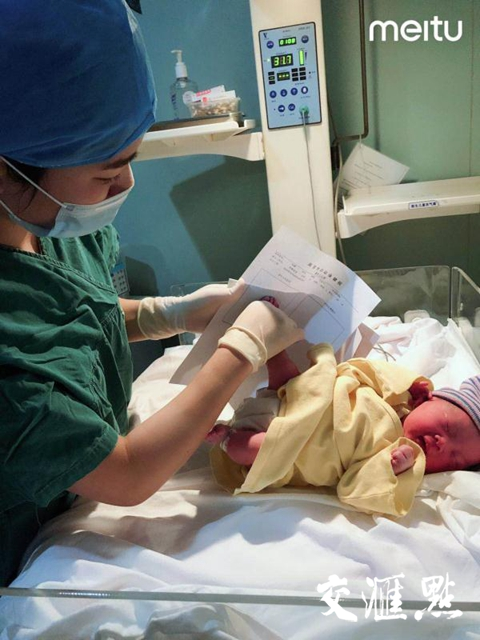 医护人员为产妇和宝宝们“保驾护航”。