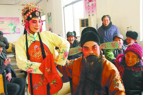 宝应县淮剧团的戏曲演员零距离向老人们表演淮剧。沈冬兵摄 视觉江苏网供图 