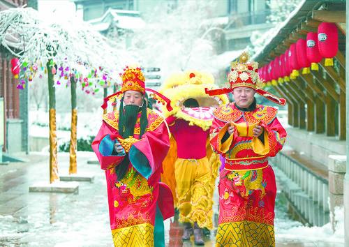 “财神”们正在泰州稻河古街区向广大游客们送祝福。 汤德宏 孙正秋 摄 视觉江苏网供图 
