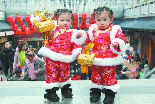 双胞胎在南京夫子庙秦淮花灯市场上游玩。孙忠南 摄 视觉江苏网供图 