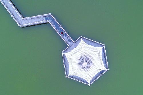 淮安，素有“江淮第一园”之称的清晏园在冬雪的映衬下，尽显古典园林之美，市民游玩尽享雪后美景。 张照久摄  视觉江苏网供图 