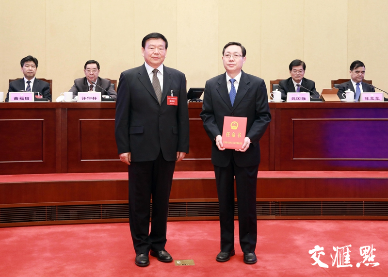 娄勤俭向被任命人员颁发任命书。方勇 摄