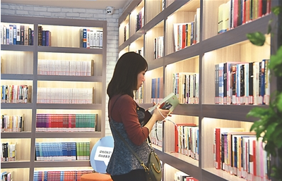 23日，读者在如皋市如城街道24小时自助图书馆内阅读。