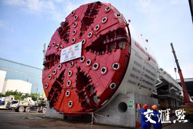 南京市和燕路过江通道首台盾构机今日下线