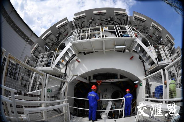 南京市和燕路过江通道首台盾构机今日下线