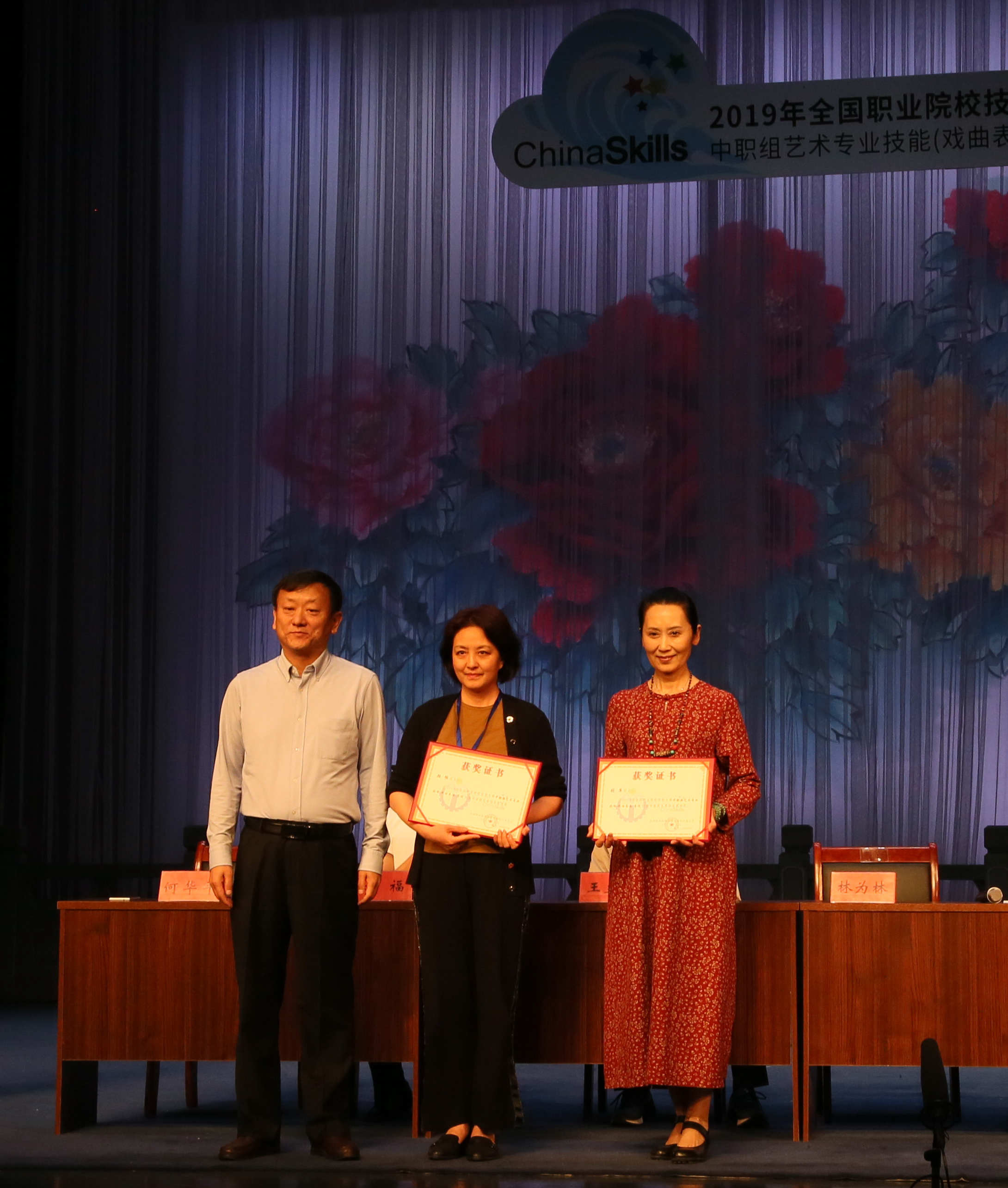 贺欣悦指导老师顾预（中）领奖