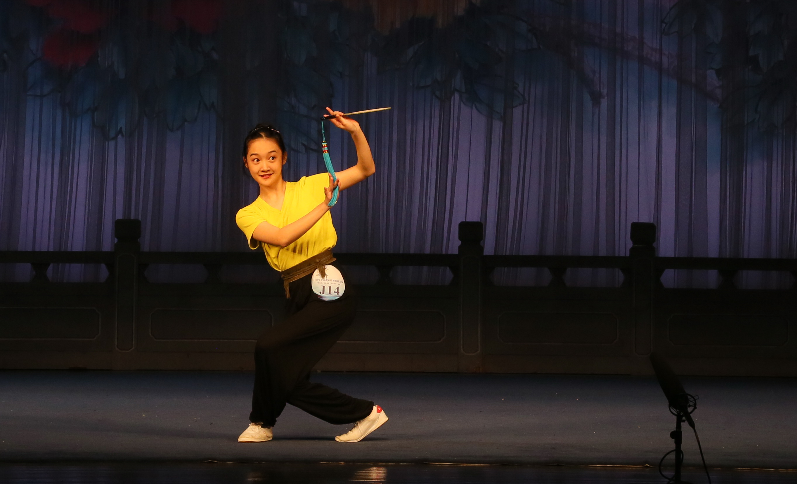 小贺在进行基本功唱念做打的比赛