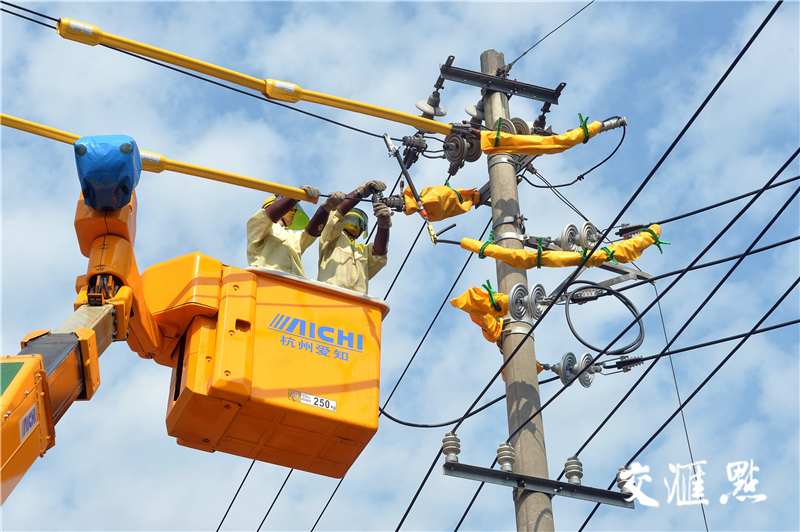 高温下电力工人的坚守:带电抢修保障正常用电