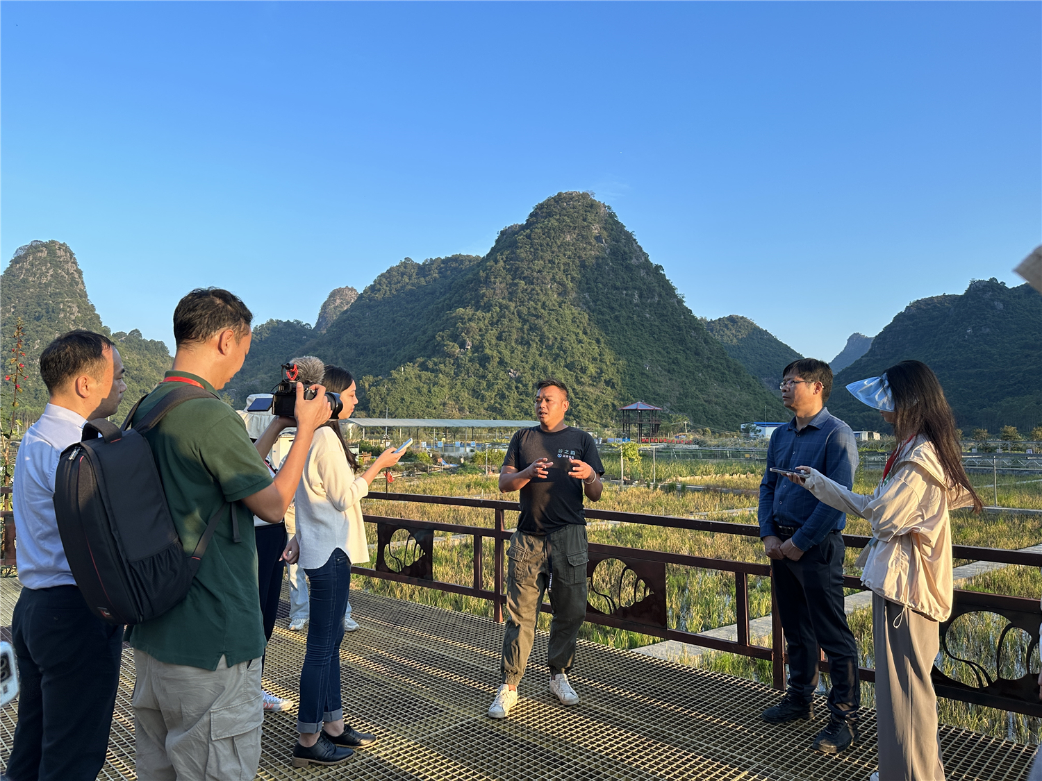 10月30日下午,新华日报·交汇点记者随“扎实推进乡村振兴 加快建设农业强区”——全国重点网络媒体云观广西采风团来到基地参观采访。图为基地负责人兰健勇向采风团介绍基地情况。新华日报·交汇点记者 宗祺/文 广西日报-广西云客户端记者 甘艳霞/摄