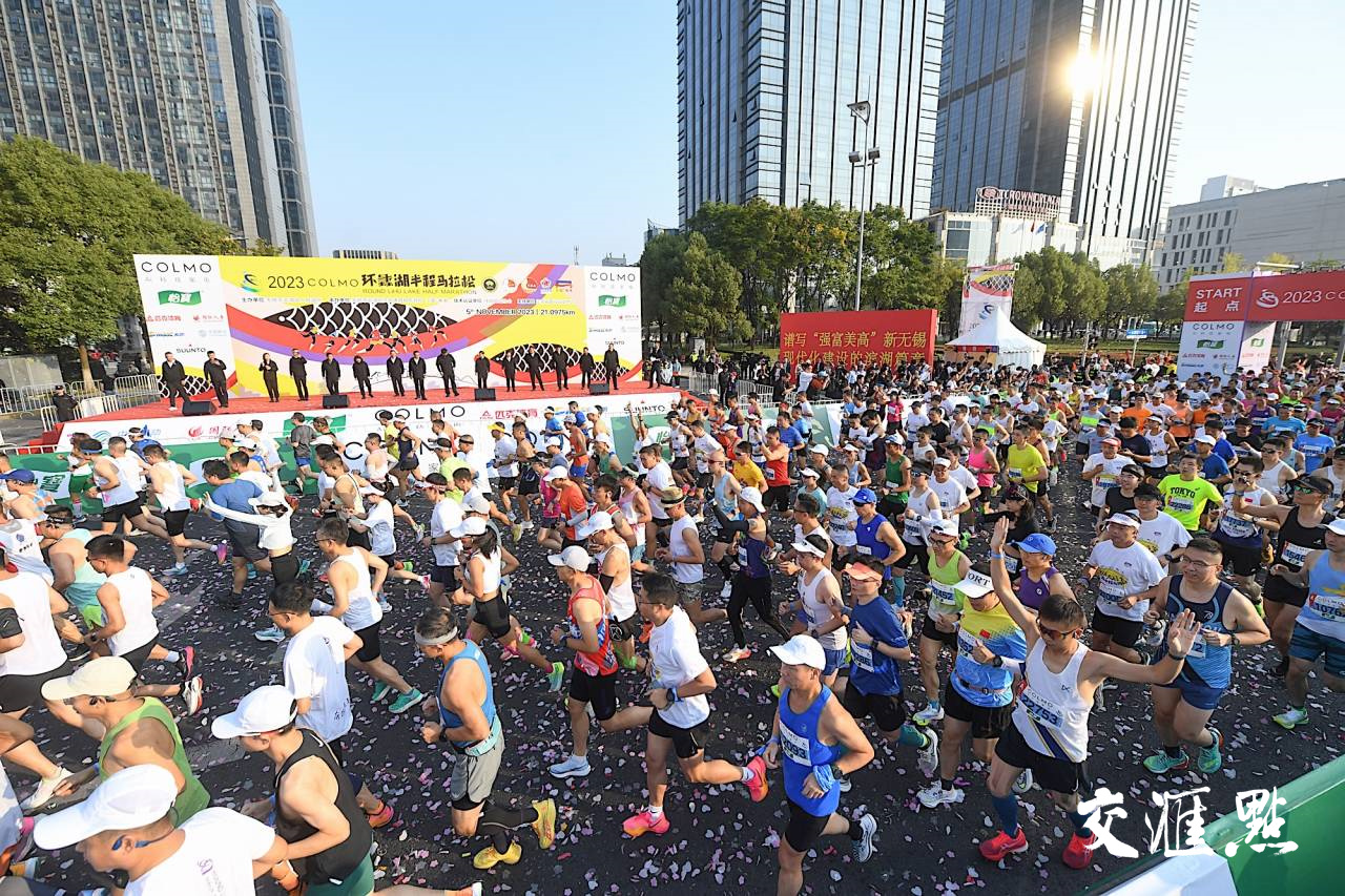 18000名跑者从太湖大道隐秀路路口出发,途经的环湖路是环蠡湖风光带最精彩的一段。