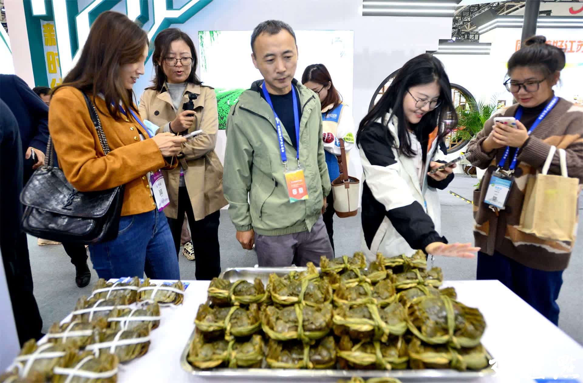 11月9日,在农交会江苏展区,观众被展示的洪泽湖大闸蟹吸引。