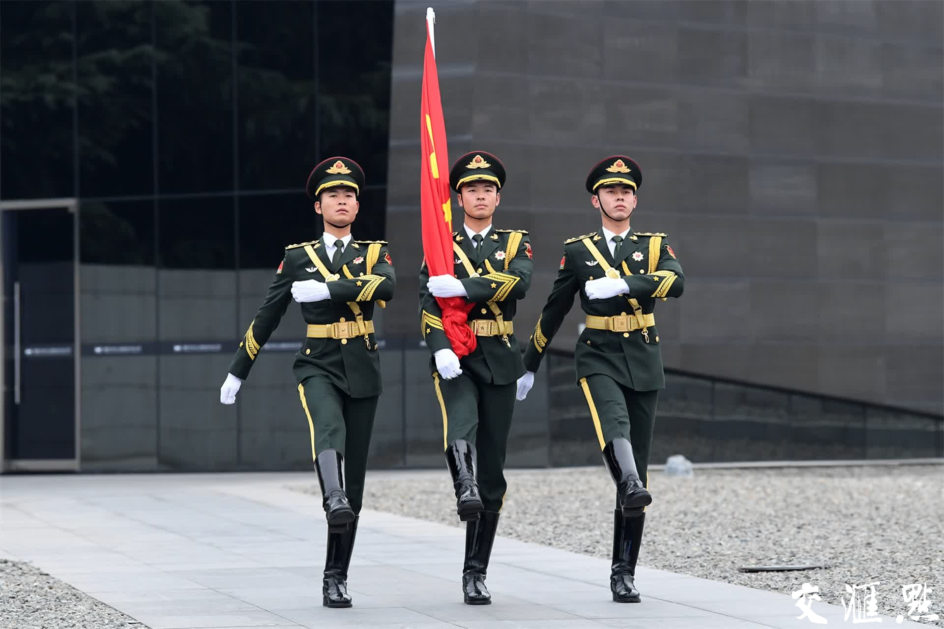 三名礼兵从纪念馆史料馆门口出发,将国旗护送到广场中央的国旗杆下,升国旗,国旗到达旗杆顶端停留数秒钟后,在全场人员的静默注视下,将国旗缓缓降到下半旗的位置。