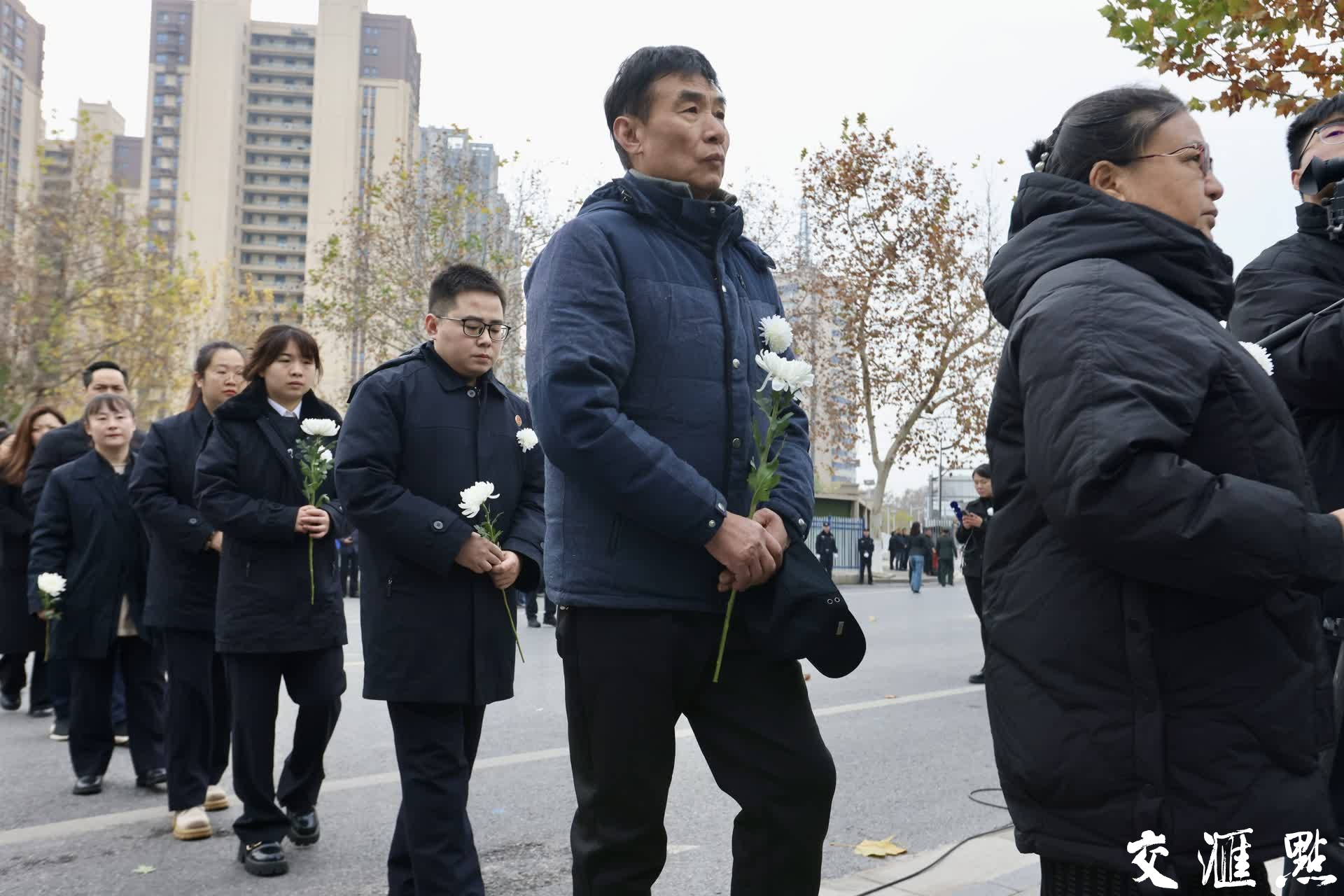 侵华日军南京大屠杀遇难同胞中山码头丛葬地，市民向遇难者敬献鲜花。 新华日报·交汇点记者 陈俨/摄