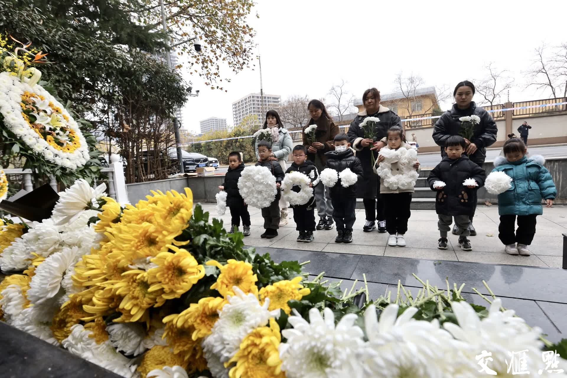 12月13日，南京大屠杀死难者国家公祭日，南京市希望幼儿园师生来到侵华日军南京大屠杀遇难同胞草鞋峡丛葬地的悼念遇难同胞。新华日报·交汇点记者 陈俨/摄