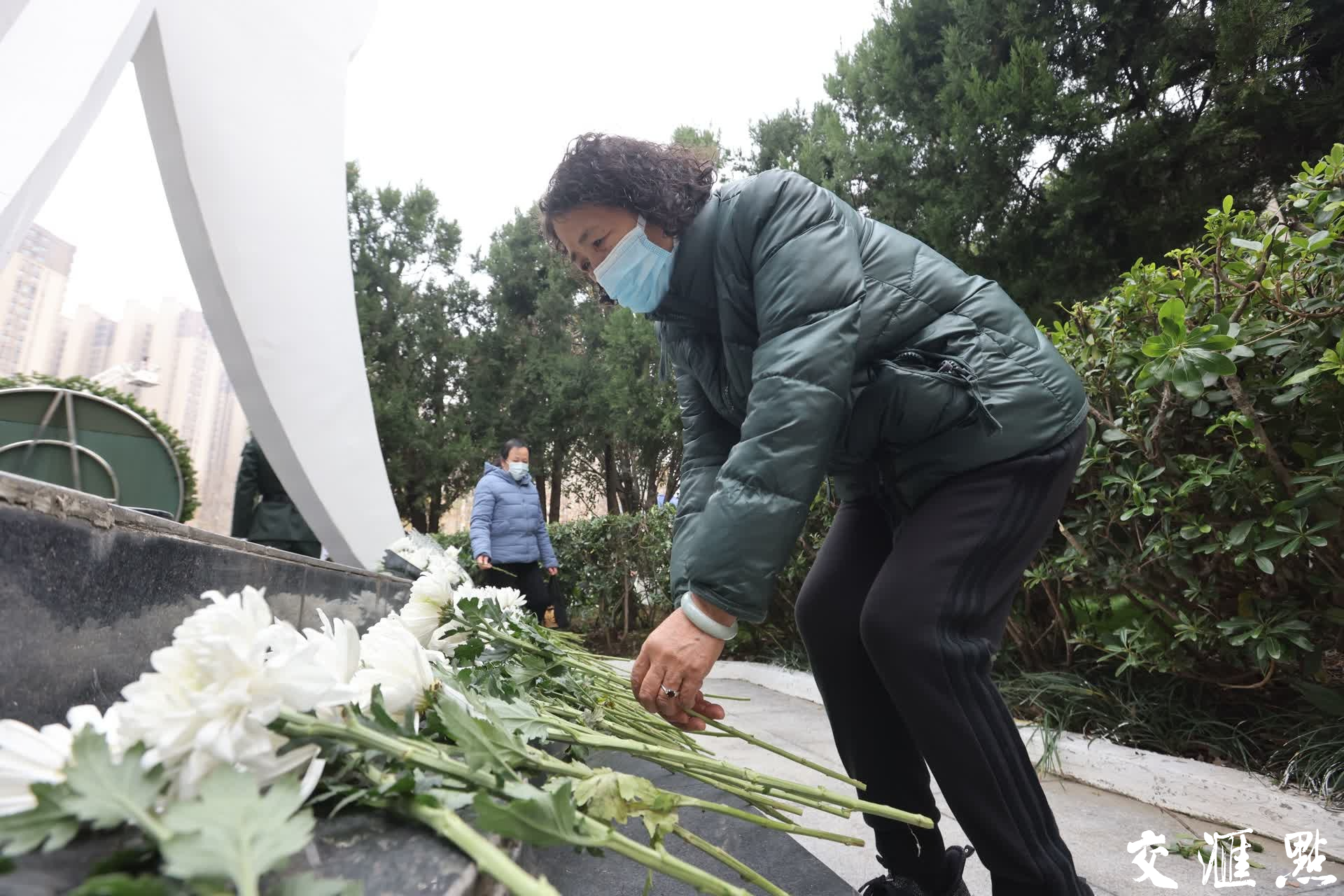 侵华日军南京大屠杀遇难同胞中山码头丛葬地，市民向遇难者敬献鲜花。 新华日报·交汇点记者 陈俨/摄