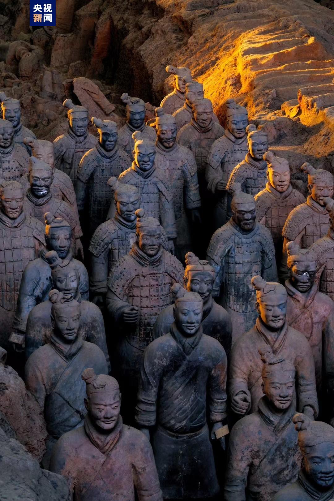在陕西西安秦兵马俑一号坑,由于冬至期间的特殊自然现象,只有短短的这些天里,太阳光透过大厅窗户方可抵达俑坑最远的地方。金色的光束投射在陶俑身上,如同“金甲”附体,勾勒出俑阵独特的风景。(总台记者 陈武 郭升 摄影 张天柱)