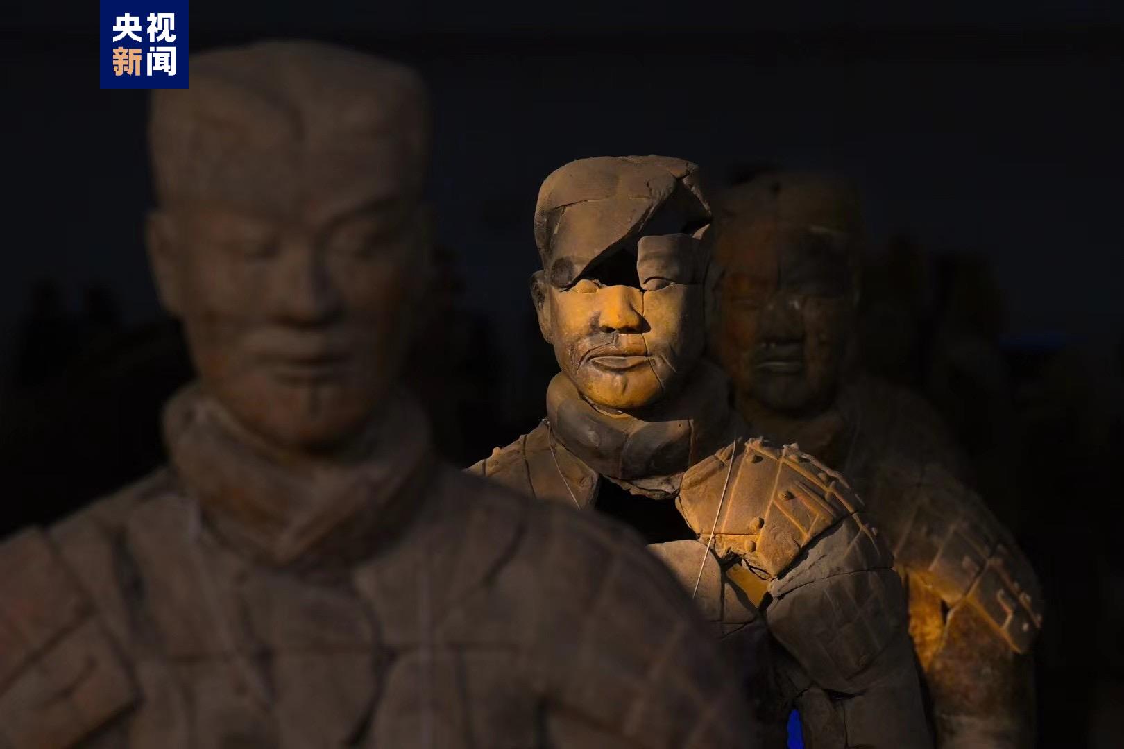 在陕西西安秦兵马俑一号坑,由于冬至期间的特殊自然现象,只有短短的这些天里,太阳光透过大厅窗户方可抵达俑坑最远的地方。金色的光束投射在陶俑身上,如同“金甲”附体,勾勒出俑阵独特的风景。(总台记者 陈武 郭升 摄影 张天柱)