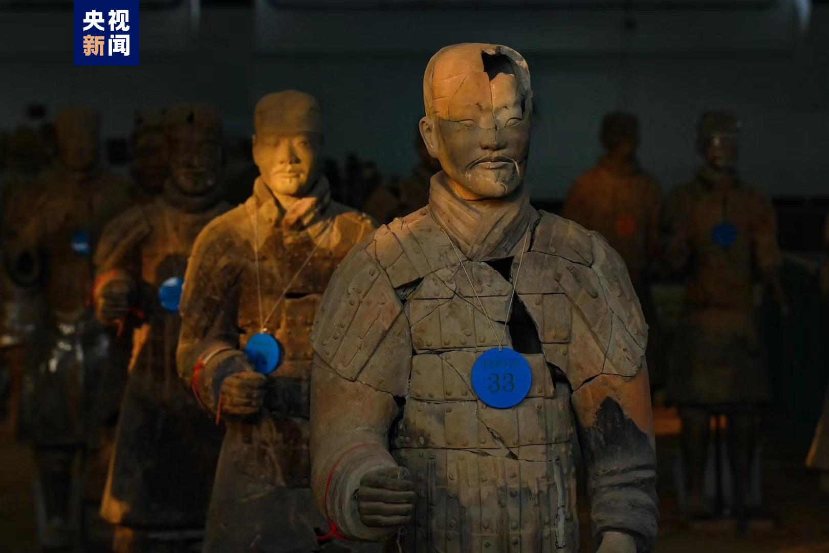 在陕西西安秦兵马俑一号坑,由于冬至期间的特殊自然现象,只有短短的这些天里,太阳光透过大厅窗户方可抵达俑坑最远的地方。金色的光束投射在陶俑身上,如同“金甲”附体,勾勒出俑阵独特的风景。(总台记者 陈武 郭升 摄影 张天柱)