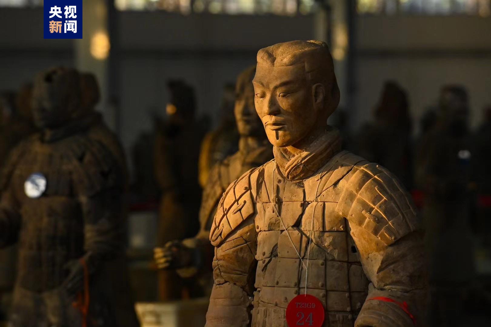在陕西西安秦兵马俑一号坑,由于冬至期间的特殊自然现象,只有短短的这些天里,太阳光透过大厅窗户方可抵达俑坑最远的地方。金色的光束投射在陶俑身上,如同“金甲”附体,勾勒出俑阵独特的风景。(总台记者 陈武 郭升 摄影 张天柱)