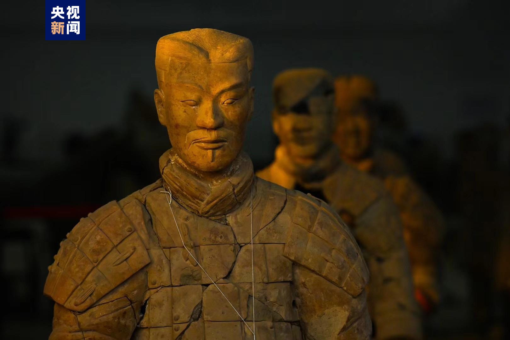 在陕西西安秦兵马俑一号坑,由于冬至期间的特殊自然现象,只有短短的这些天里,太阳光透过大厅窗户方可抵达俑坑最远的地方。金色的光束投射在陶俑身上,如同“金甲”附体,勾勒出俑阵独特的风景。(总台记者 陈武 郭升 摄影 张天柱)