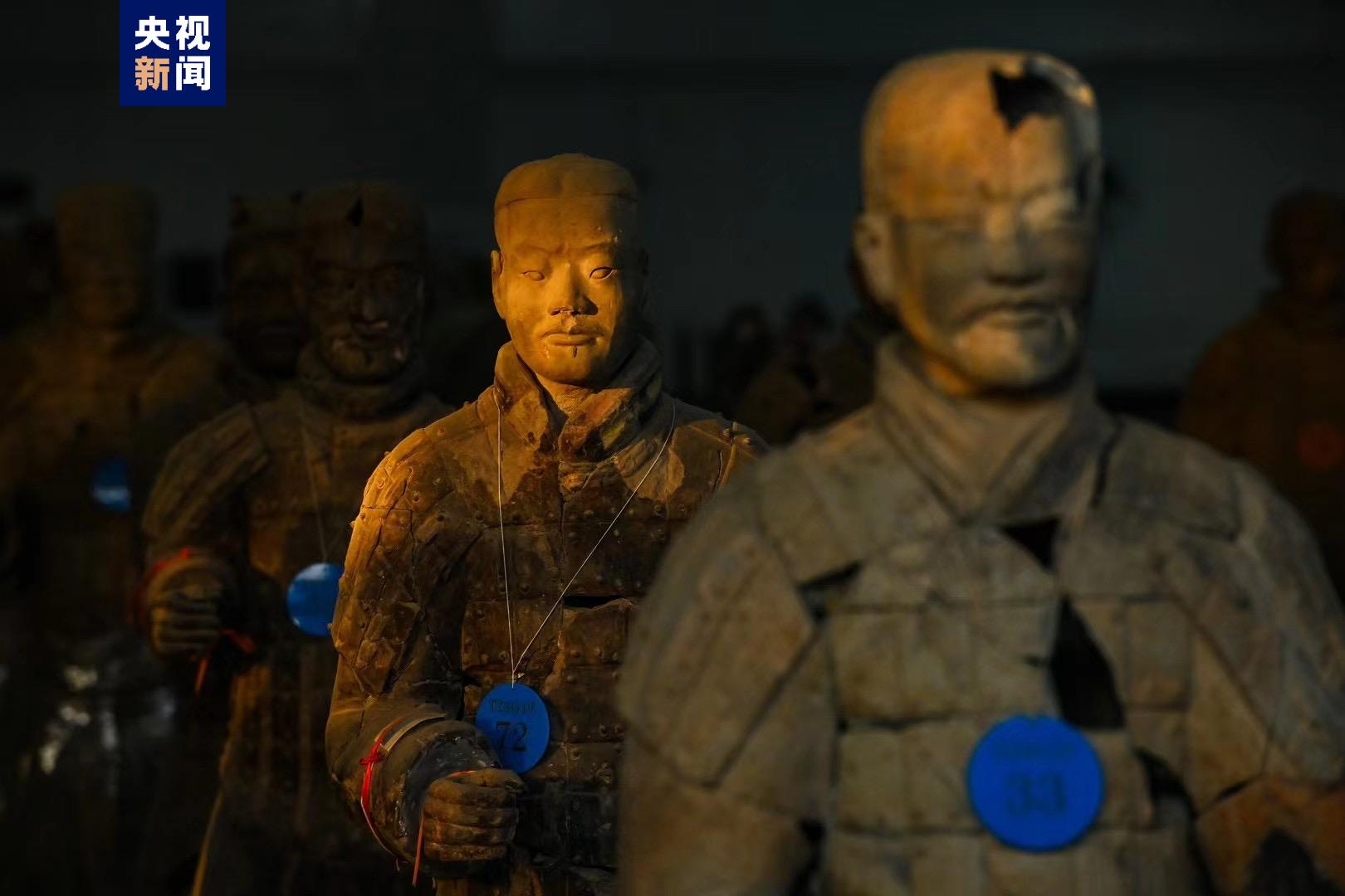 在陕西西安秦兵马俑一号坑,由于冬至期间的特殊自然现象,只有短短的这些天里,太阳光透过大厅窗户方可抵达俑坑最远的地方。金色的光束投射在陶俑身上,如同“金甲”附体,勾勒出俑阵独特的风景。(总台记者 陈武 郭升 摄影 张天柱)