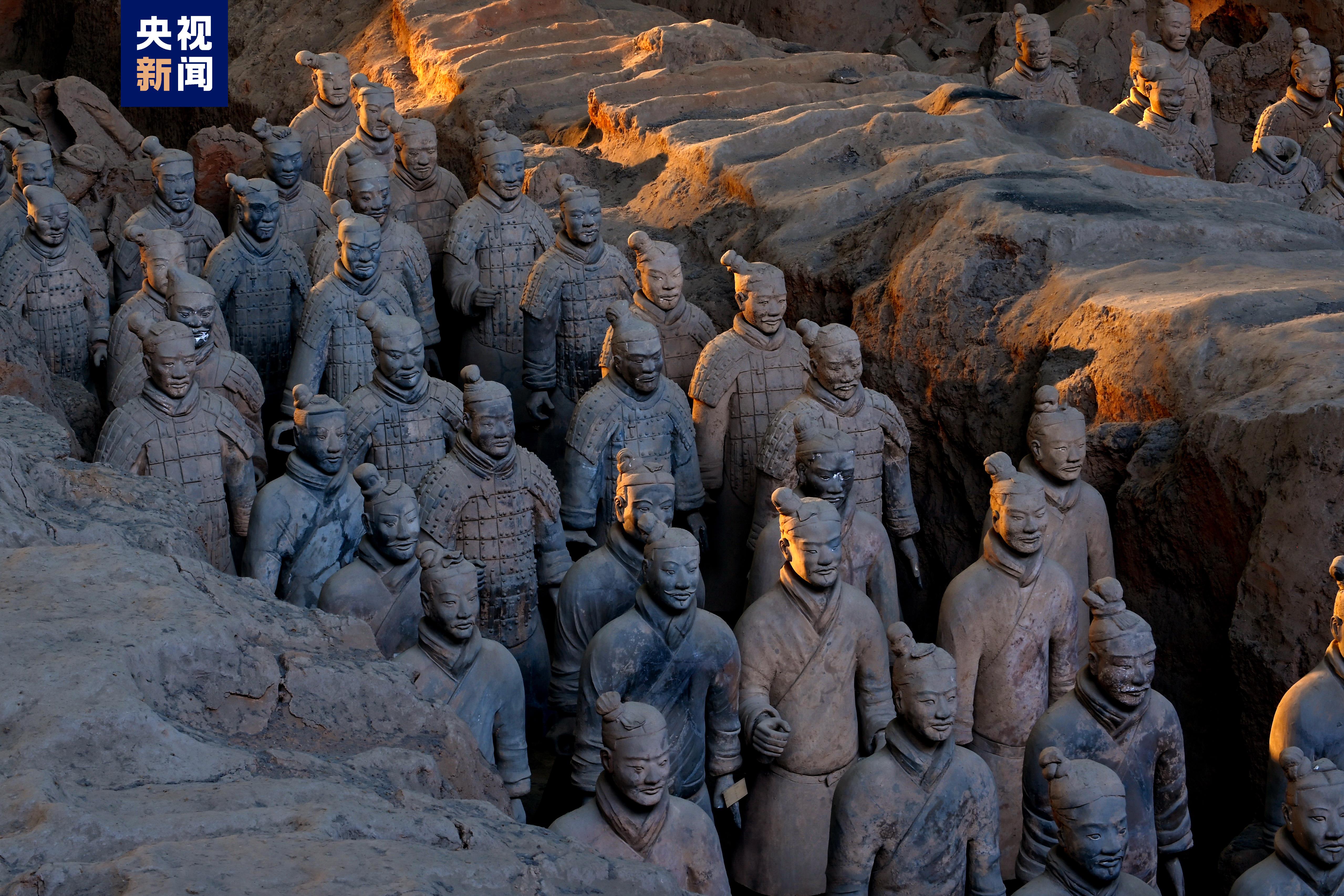 在陕西西安秦兵马俑一号坑,由于冬至期间的特殊自然现象,只有短短的这些天里,太阳光透过大厅窗户方可抵达俑坑最远的地方。金色的光束投射在陶俑身上,如同“金甲”附体,勾勒出俑阵独特的风景。(总台记者 陈武 郭升 摄影 张天柱)