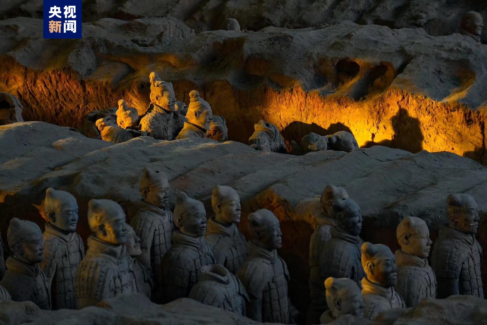 在陕西西安秦兵马俑一号坑,由于冬至期间的特殊自然现象,只有短短的这些天里,太阳光透过大厅窗户方可抵达俑坑最远的地方。金色的光束投射在陶俑身上,如同“金甲”附体,勾勒出俑阵独特的风景。(总台记者 陈武 郭升 摄影 张天柱)