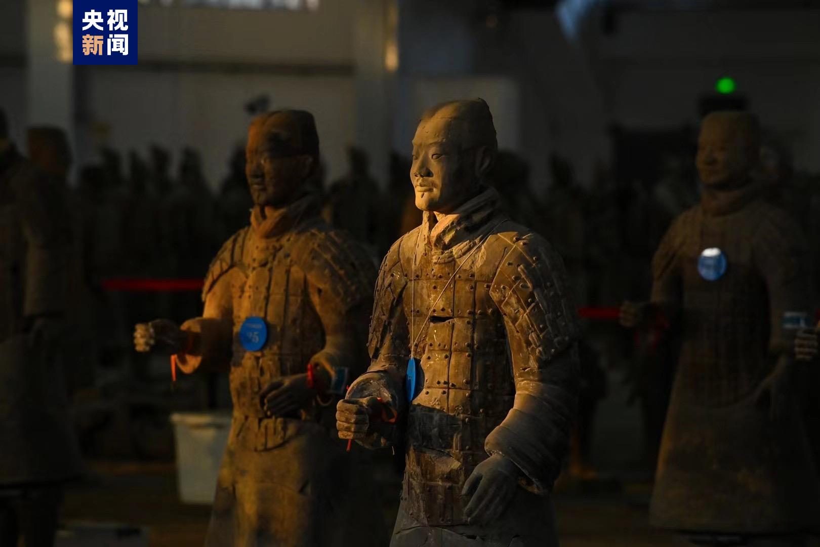在陕西西安秦兵马俑一号坑,由于冬至期间的特殊自然现象,只有短短的这些天里,太阳光透过大厅窗户方可抵达俑坑最远的地方。金色的光束投射在陶俑身上,如同“金甲”附体,勾勒出俑阵独特的风景。(总台记者 陈武 郭升 摄影 张天柱)