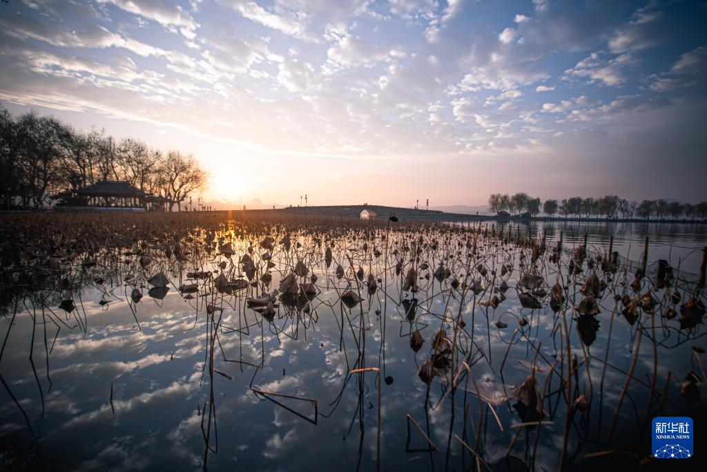 这是日出时分的杭州西湖断桥景色(12月26日摄)。
