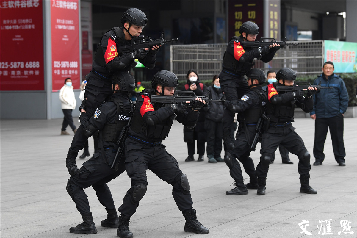 本次活动现场设置了110宣传区、反诈宣传区、反诈游戏体验区、特警装备展示区四个展区,让旅客群众能沉浸式体验公安工作和了解警营文化。