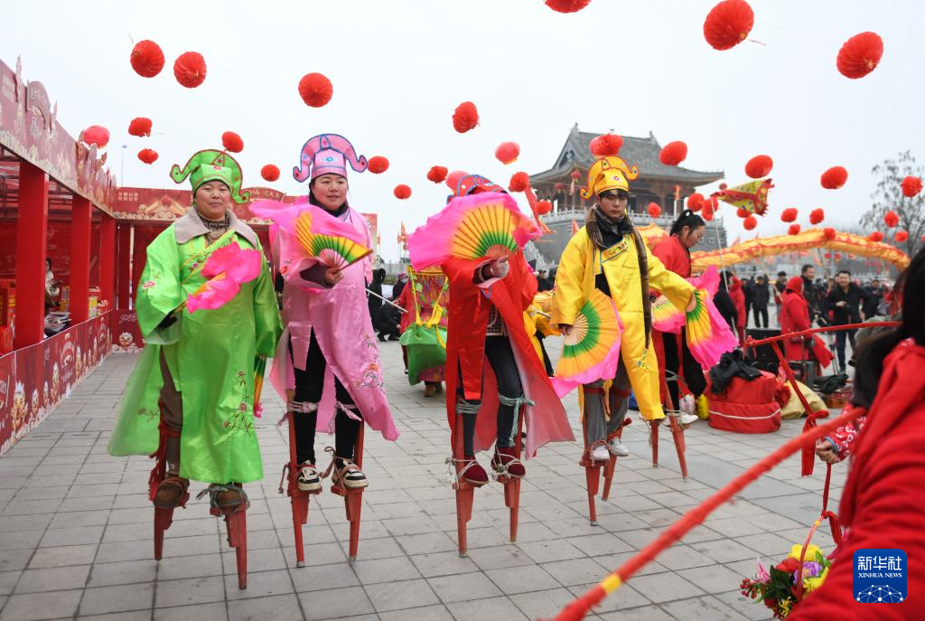 1月18日,在山东省临沂市郯城县马头镇,演员在首届郯马土特产文化节活动现场进行年俗表演。春节临近,神州大地年味渐浓。新华社发(房德华摄)