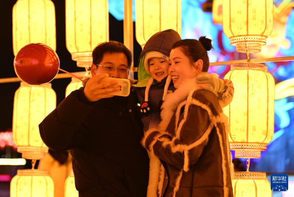 1月18日,天津市西青区杨柳青国潮灯展亮灯仪式在杨柳青镇举行。这是游人在灯展现场拍照留影。春节临近,神州大地年味渐浓。新华社记者 李然 摄