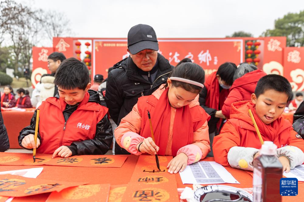 1月18日,重庆市永川区举办“书香永川·墨香万家”为主题的新春送万福进万家活动,组织当地书法家、民间文艺家及部分学校师生现场书写春联、写福字、做剪纸,并将其免费赠送给广大市民。春节临近,神州大地年味渐浓。新华社记者 黄伟 摄
