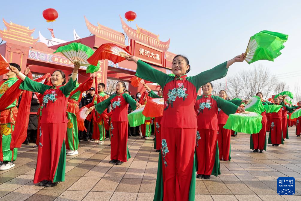1月18日,在山东省淄博市高青县举行的山东乡村文化旅游节启动仪式现场,当地居民在表演节目。春节临近,神州大地年味渐浓。新华社记者 朱峥 摄