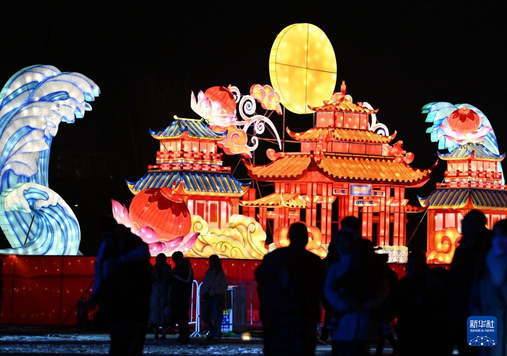 1月18日,天津市西青区杨柳青国潮灯展亮灯仪式在杨柳青镇举行。春节临近,神州大地年味渐浓。新华社记者 李然 摄