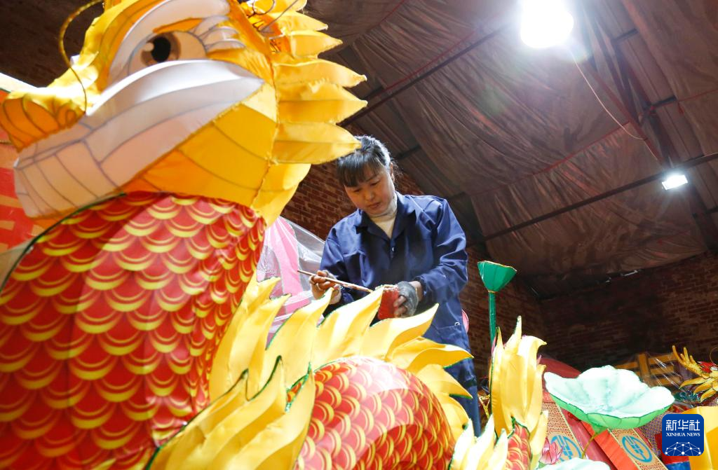 1月18日,工人在河北省邢台市南和区史召乡一家节庆饰品作坊赶制灯笼。春节临近,神州大地年味渐浓。新华社发(张驰摄)