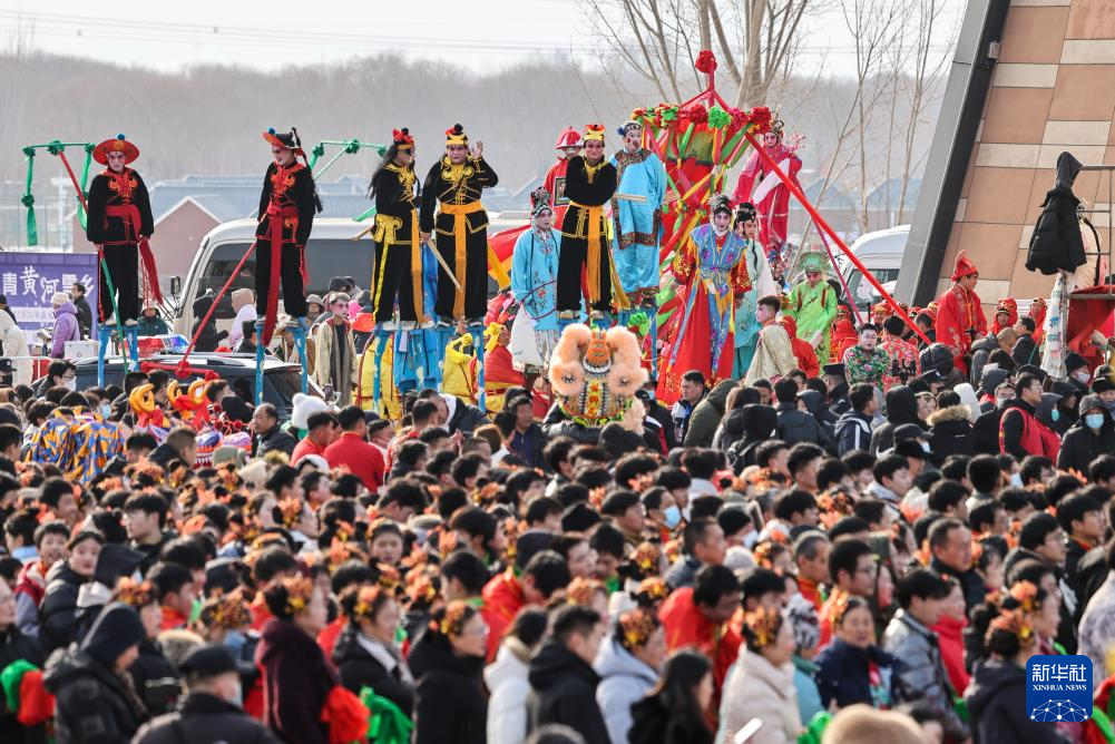 1月18日,在山东省淄博市高青县举行的山东乡村文化旅游节启动仪式现场,当地居民在观看民俗表演。春节临近,神州大地年味渐浓。新华社记者 朱峥 摄
