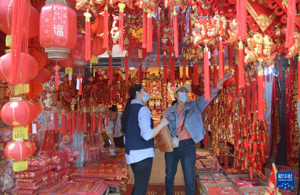 1月18日,市民在广州一德路选购春节饰品。春节临近,神州大地年味渐浓。新华社记者 卢汉欣 摄